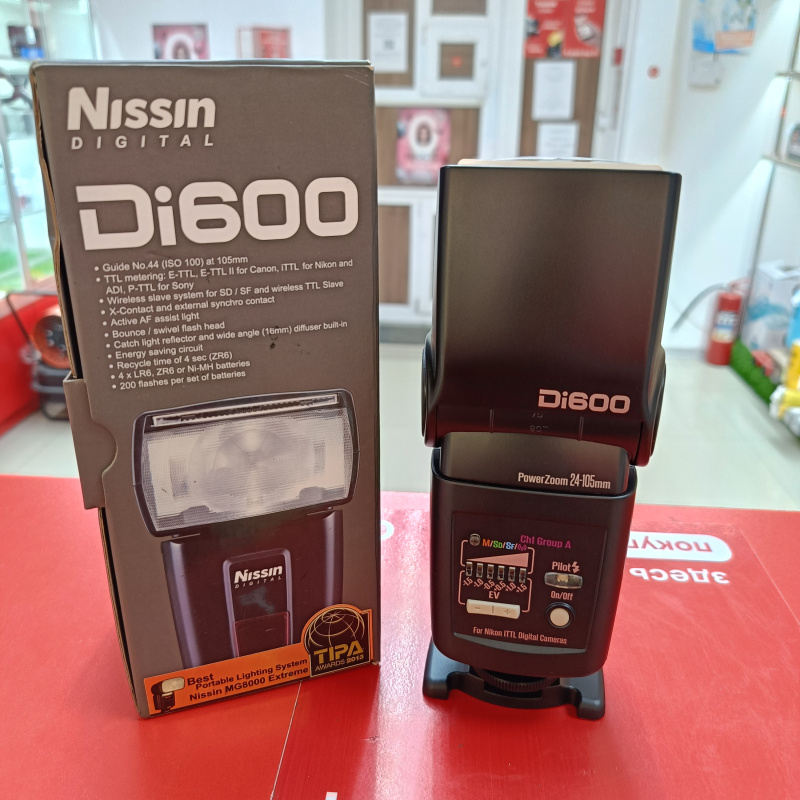 Фотовспышка  Nissin Di600